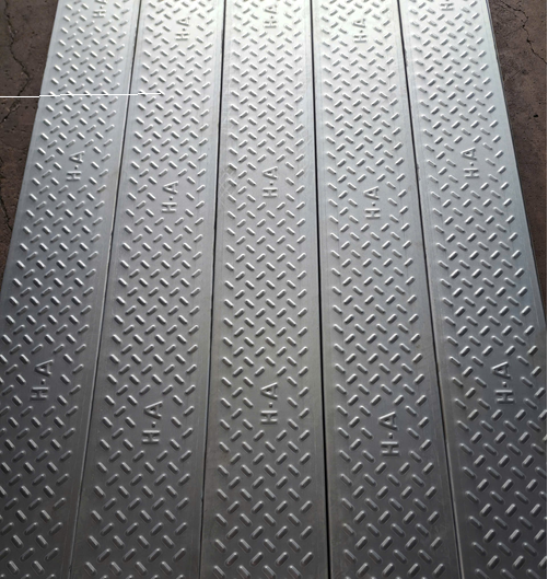 Tấm Sàn Thép Lắp Ghép Và Sàn Deck Có Giống Nhau Không?